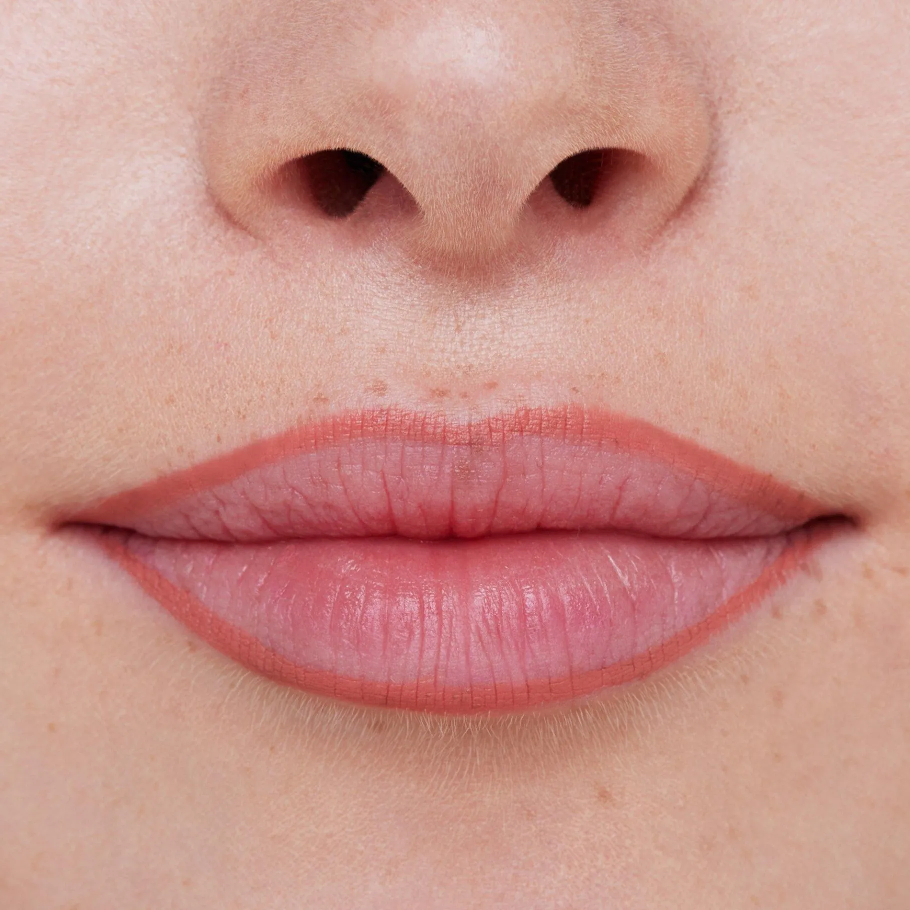 essence Perfilador De Labios>8h MATTE comfort perfilador de labios