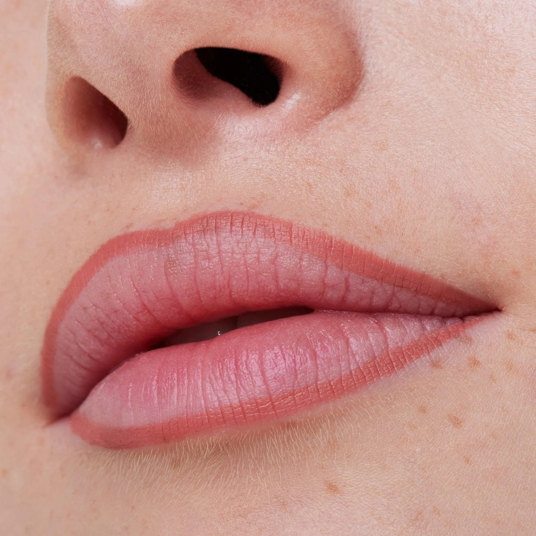 essence Perfilador De Labios>8h MATTE comfort perfilador de labios